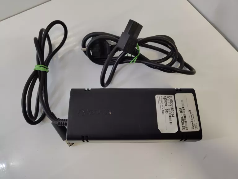 KONSOLA XBOX 360 E 500GB + PAD NIOEORYGINLANY PRZEWODOWY + ZASILACZ  OPIS!