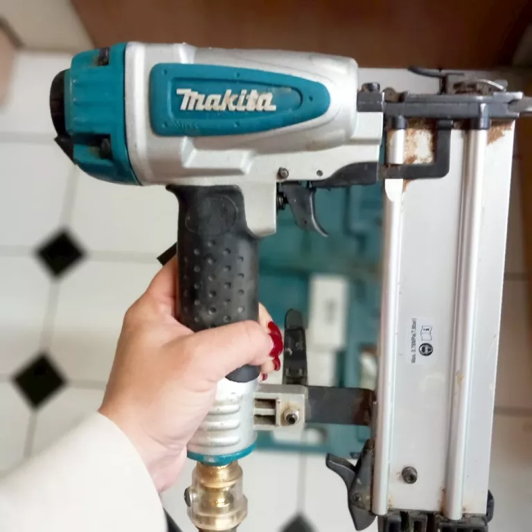 gwozdziarka-pneumatyczna-makita-af505n-walizka-stan-11323-2