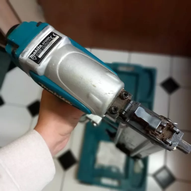 gwozdziarka-pneumatyczna-makita-af505n-walizka-marka-248811-950929