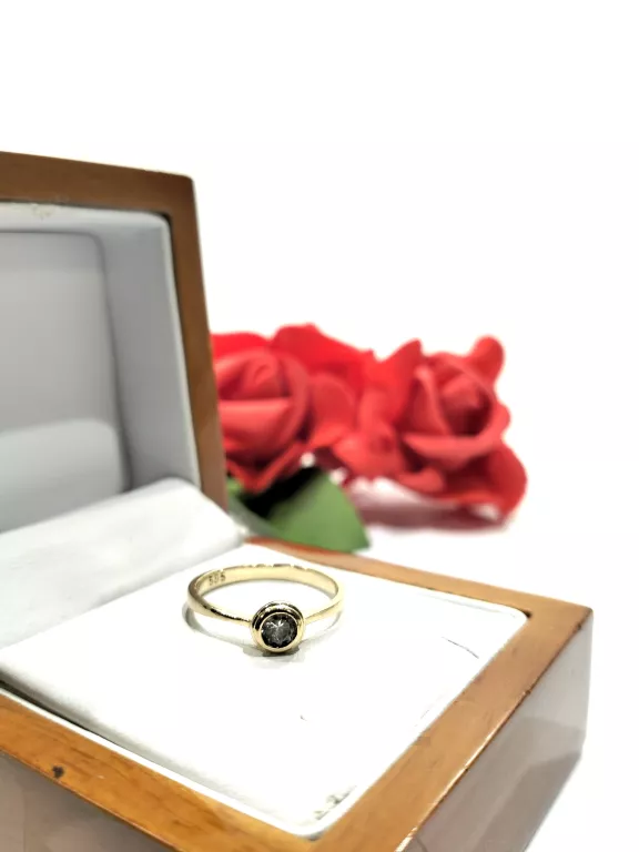 piekny-zloty-pierscionek-z-bialym-oczkiem-pr585-162g-ean-gtin-5905868206135