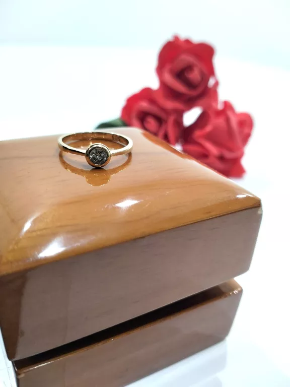 piekny-zloty-pierscionek-z-bialym-oczkiem-pr585-162g-stan-11323-2