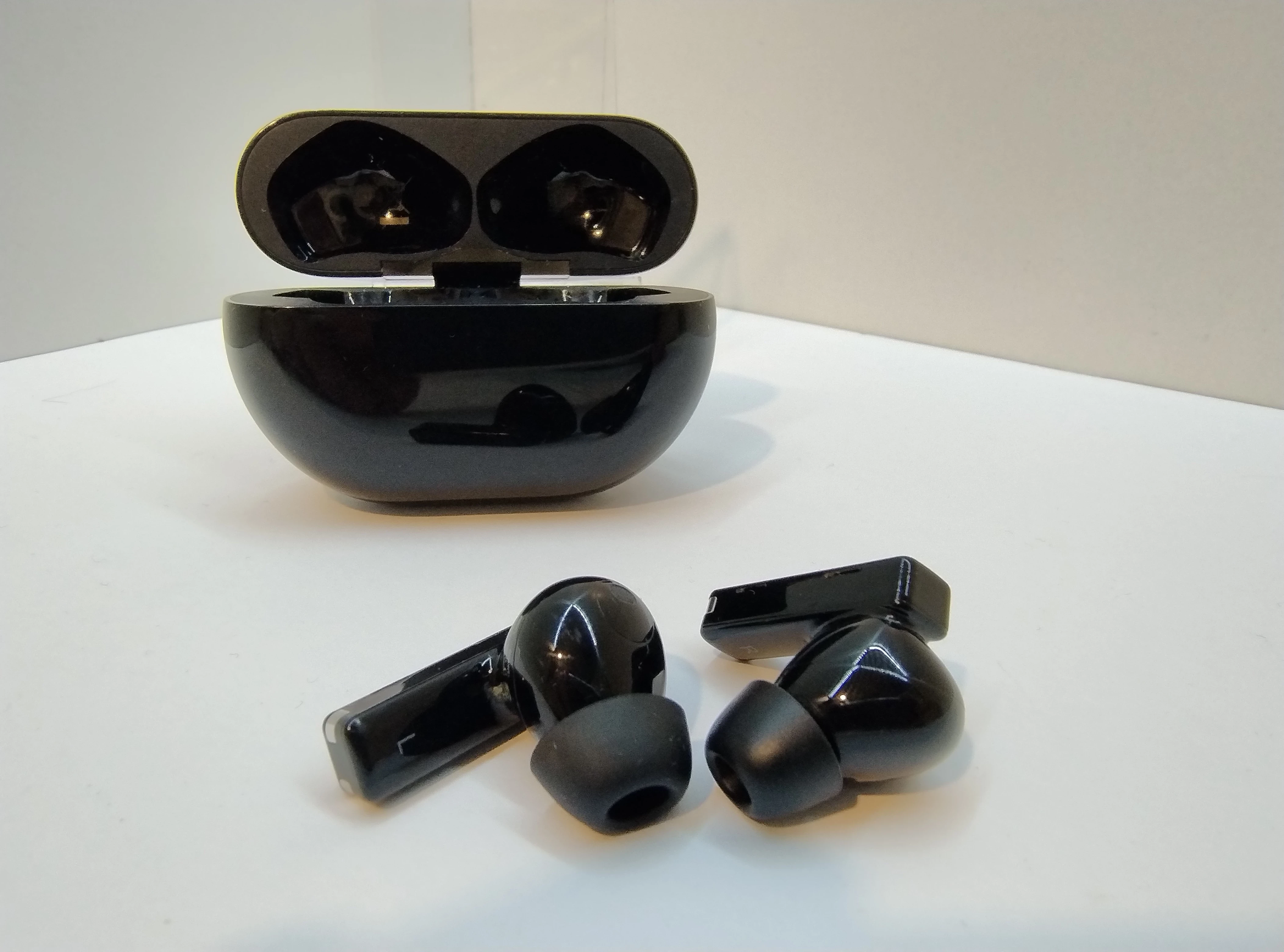 sluchawki-huawei-freebuds-pro-komplet-bardzo-dobry-stan-transmisja-sygnalu-203713-217785