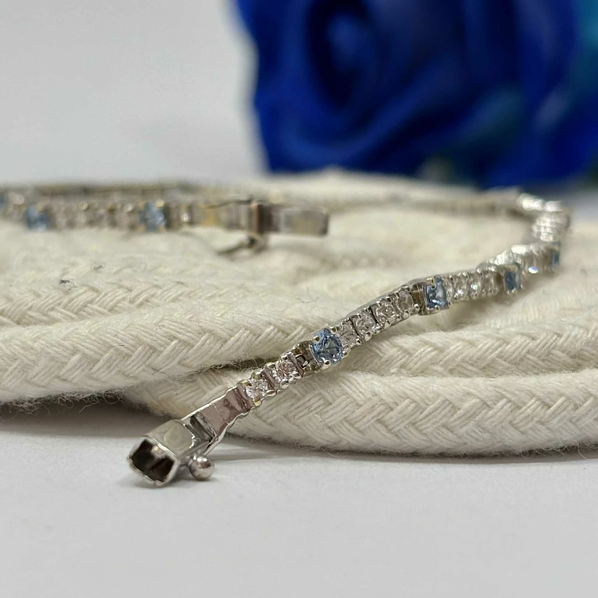 zlota-bransoletka-biale-zloto-niebieskie-cyrkonie-p585-976g-19cm-dlugosc-calkowita-2000