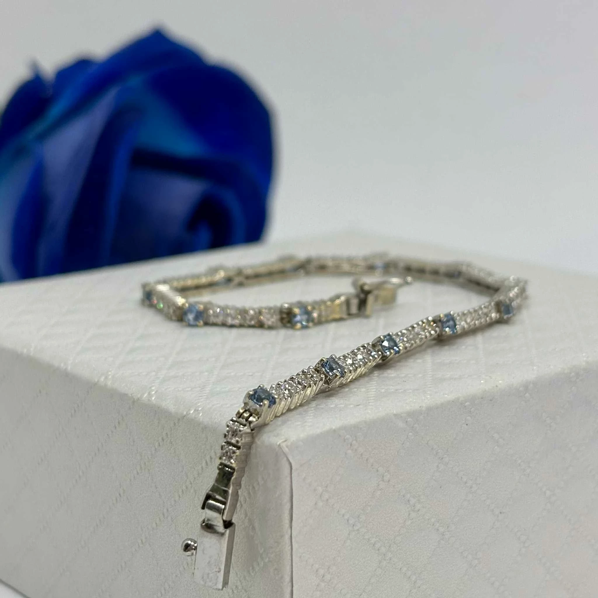 zlota-bransoletka-biale-zloto-niebieskie-cyrkonie-p585-976g-19cm-ean-gtin-045895345706