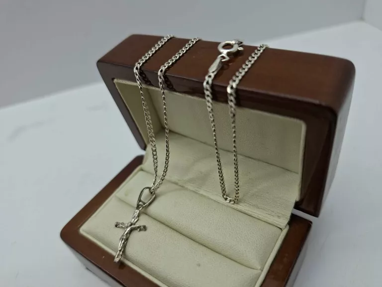 DELIKATNY SREBRNY ŁAŃCUSZEK Z KRZYŻYKIEM 3,64/925