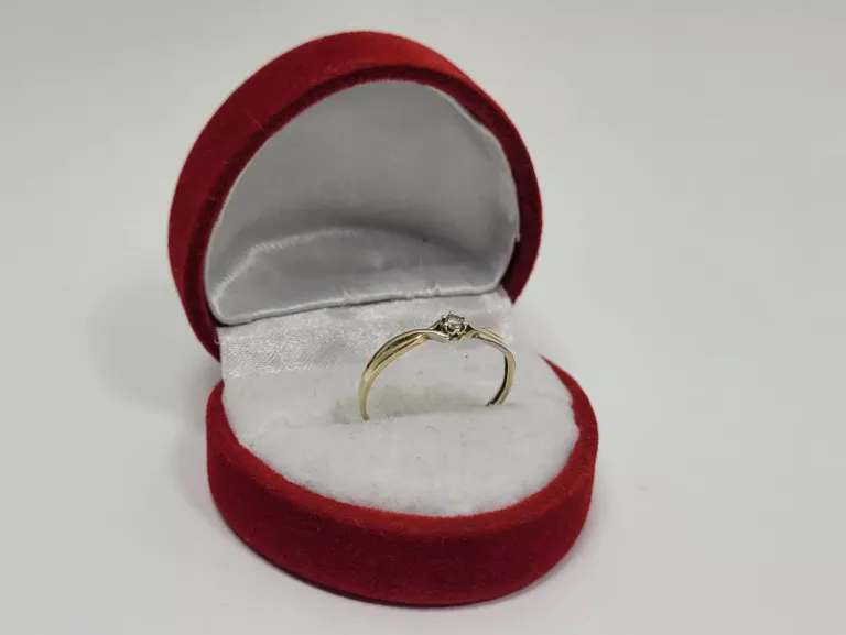 SUBTELNY ZŁOTY PIERŚCIONEK ZŁOTO  8 K  0,89 G CYRKONIA ROZMIAR 18