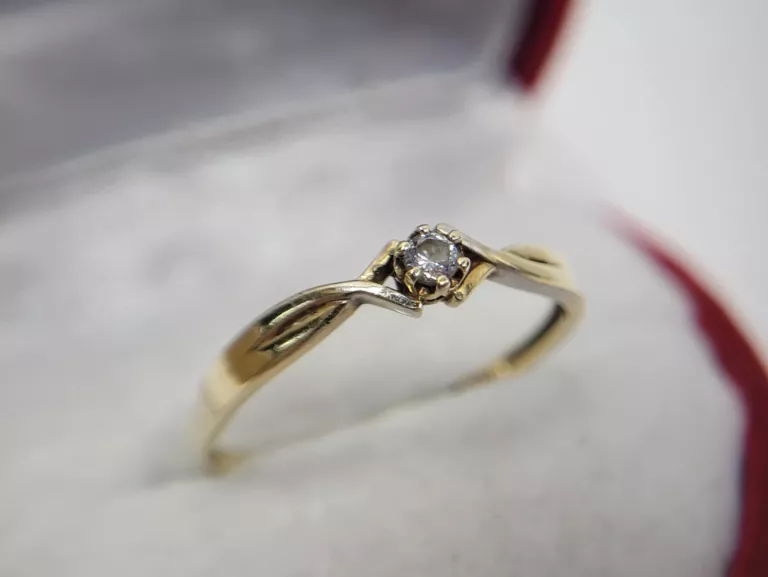 SUBTELNY ZŁOTY PIERŚCIONEK ZŁOTO  8 K  0,89 G CYRKONIA ROZMIAR 18