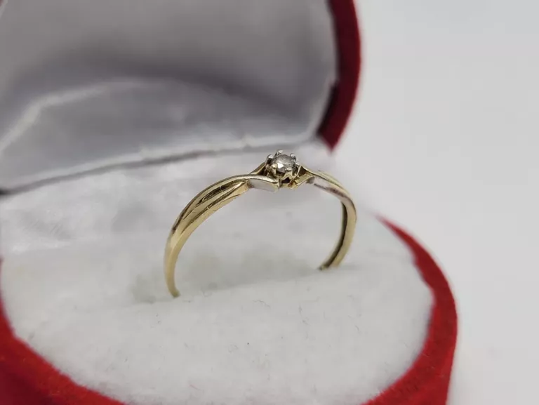 SUBTELNY ZŁOTY PIERŚCIONEK ZŁOTO  8 K  0,89 G CYRKONIA ROZMIAR 18