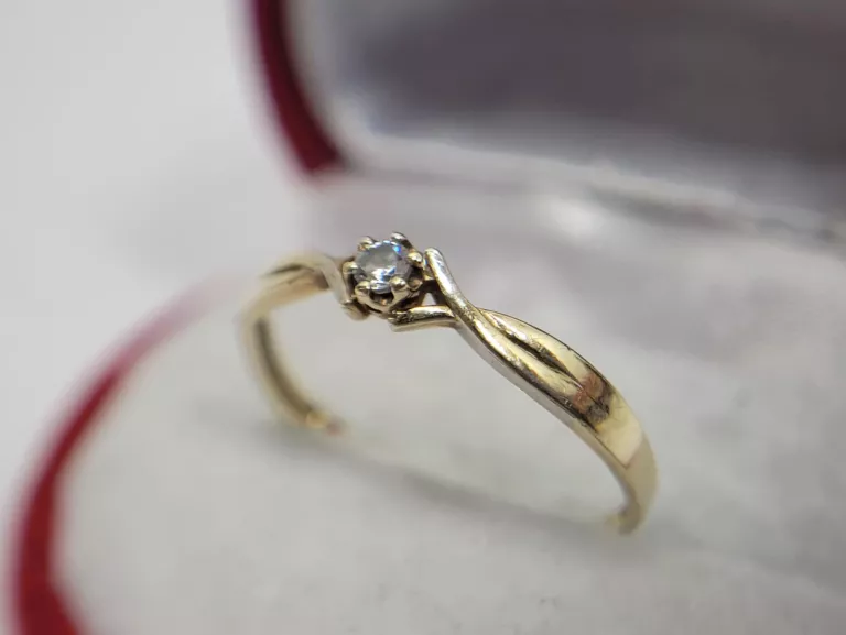 SUBTELNY ZŁOTY PIERŚCIONEK ZŁOTO  8 K  0,89 G CYRKONIA ROZMIAR 18