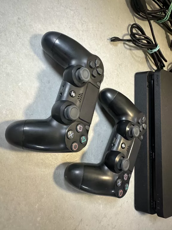KONSOLA PS4 SLIM 500GB + 2 PADY OKABLOWANIE PES2021R