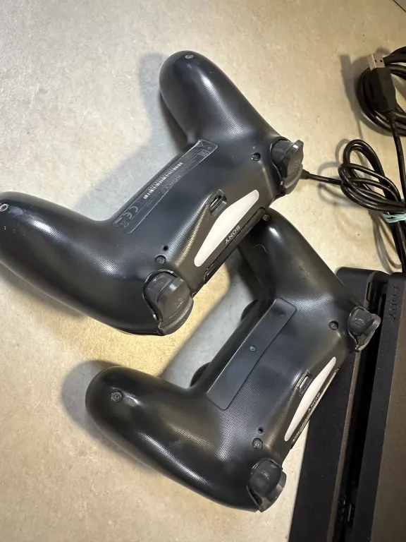 KONSOLA PS4 SLIM 500GB + 2 PADY OKABLOWANIE PES2021R