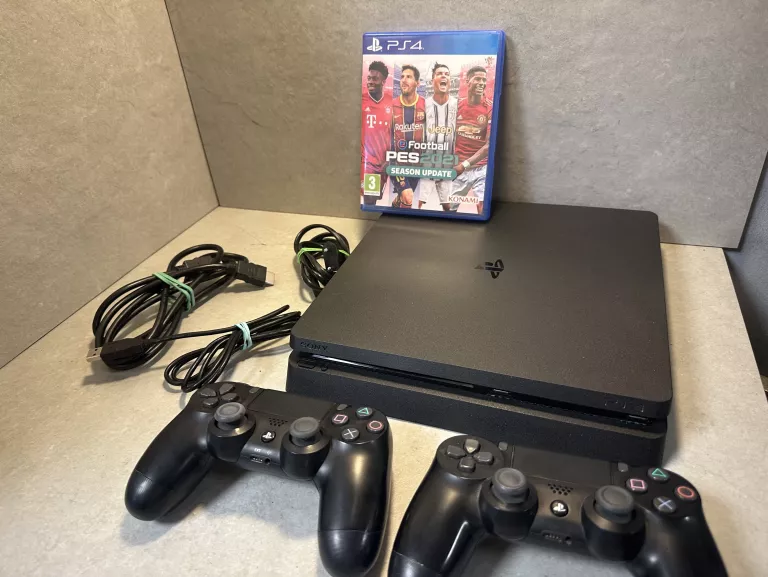 KONSOLA PS4 SLIM 500GB + 2 PADY OKABLOWANIE PES2021R