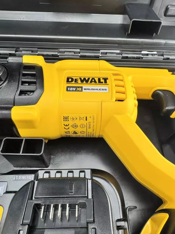 MŁOTOWIERTARKA DEWALT DCH133M1 KPL