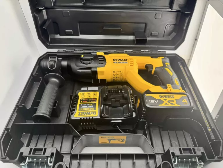 MŁOTOWIERTARKA DEWALT DCH133M1 KPL