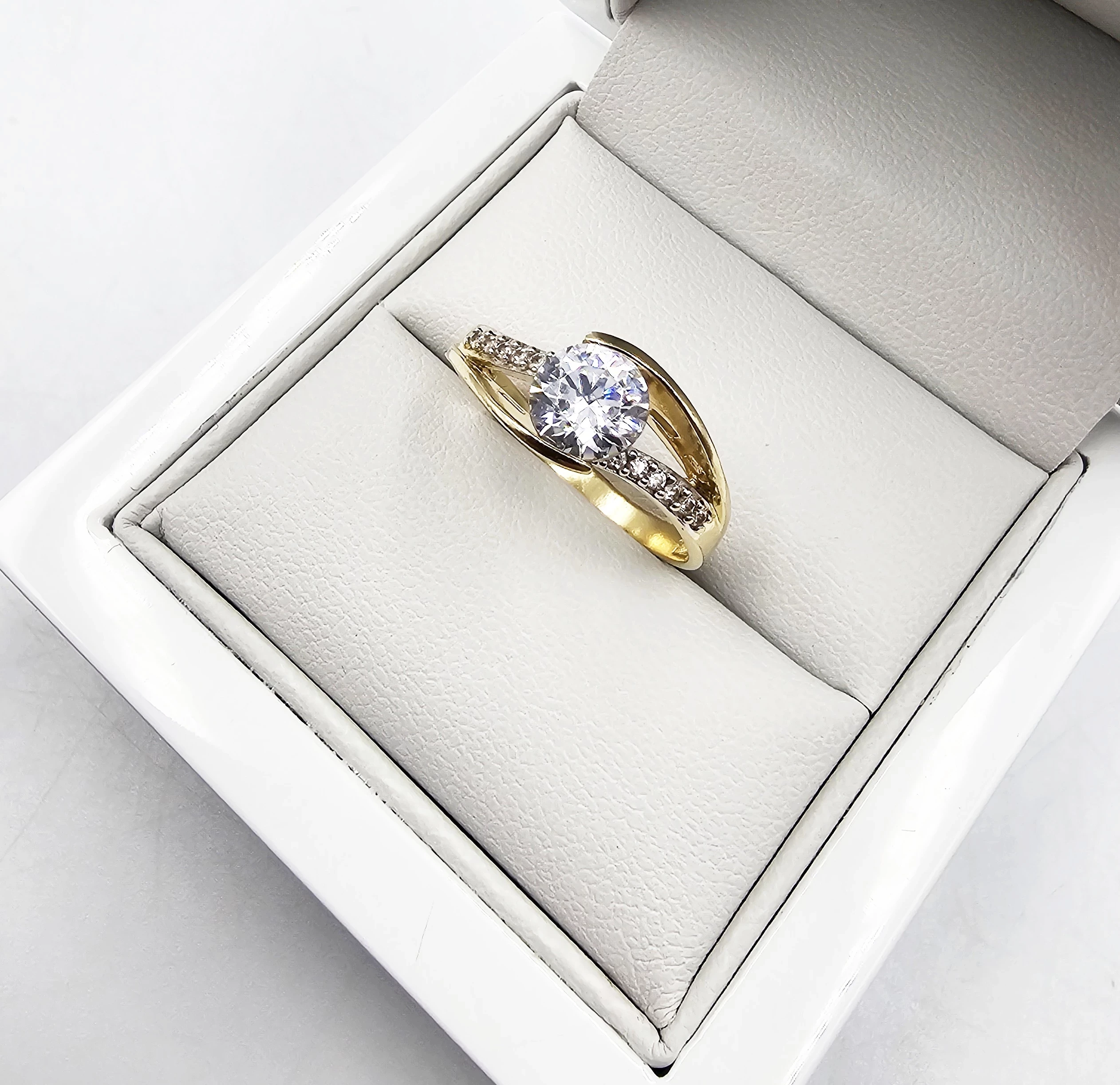 zloty-pierscionek-z-cyrkoniami-296gr-p585-stan-11323-2