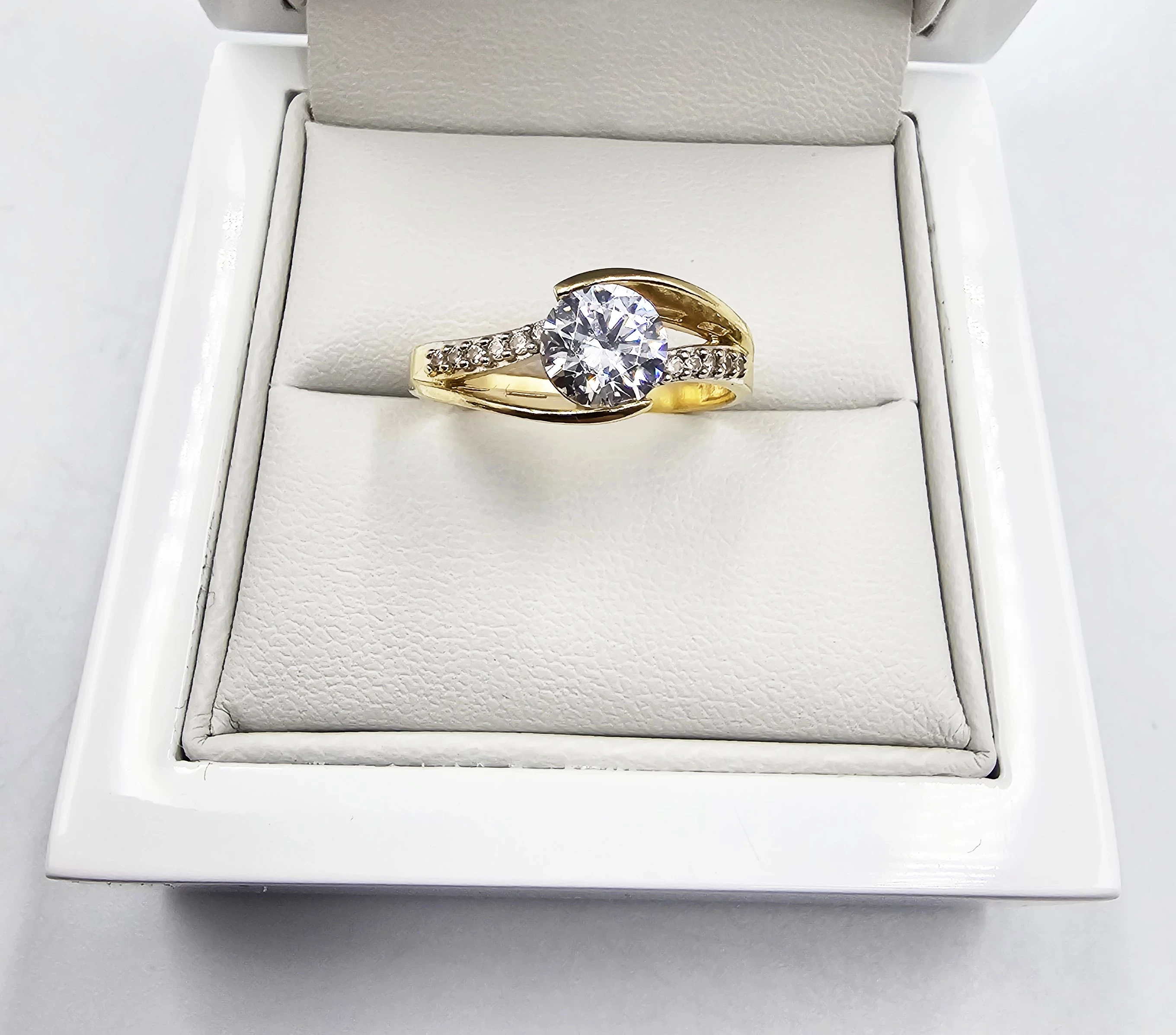 zloty-pierscionek-z-cyrkoniami-296gr-p585-powstancow-slaskich-122-wroclaw