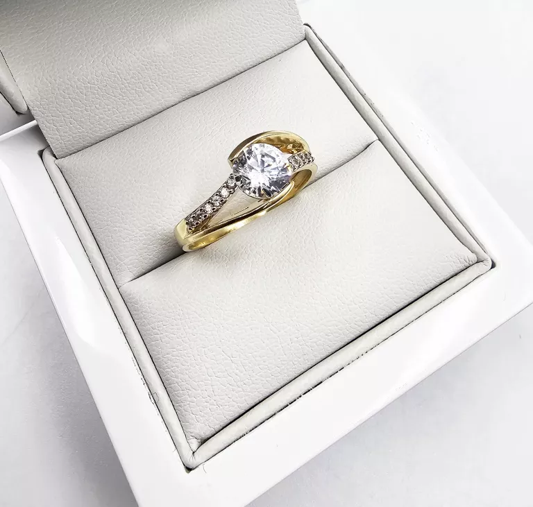 ZŁOTY PIERŚCIONEK Z CYRKONIAMI 2,96GR, P.585