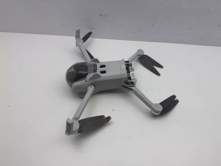 DRON DJI MINI 3