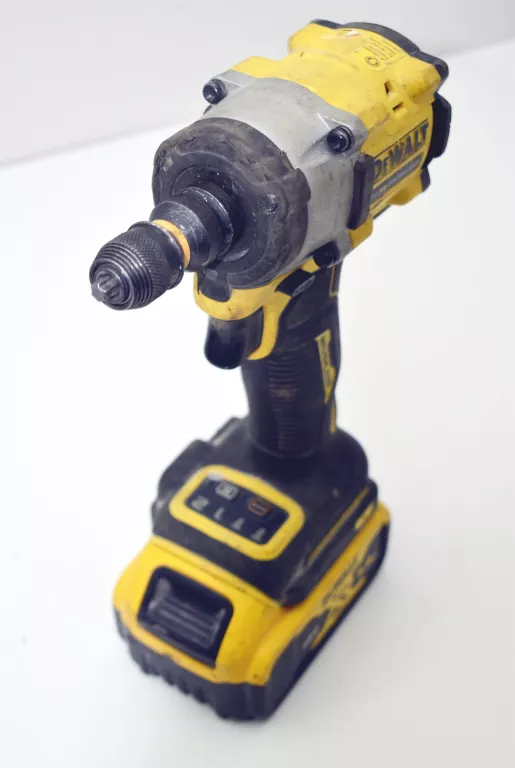 KLUCZ UDAROWY DEWALT DCF922 /ŁADOWARKA