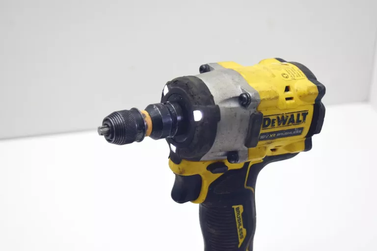 KLUCZ UDAROWY DEWALT DCF922 /ŁADOWARKA