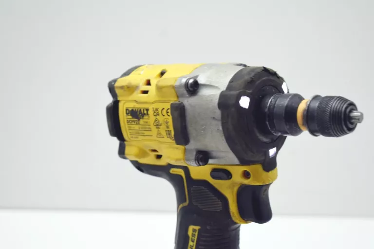 KLUCZ UDAROWY DEWALT DCF922 /ŁADOWARKA