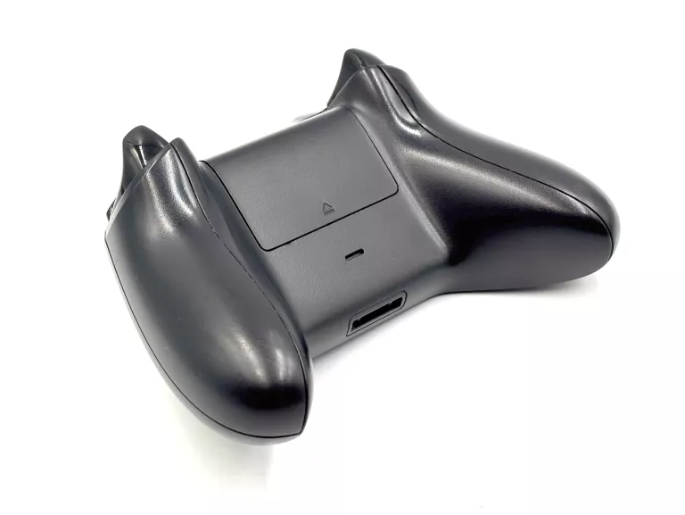 KONSOLA MICROSOFT XBOX ONE 1TB CZARNY + PAD ZASILACZ