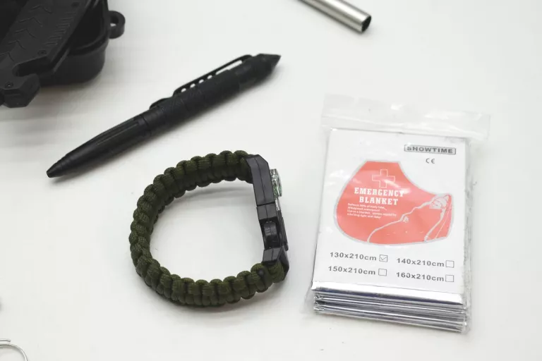 ZESTAW SURVIVALOVY W PUDEŁKU