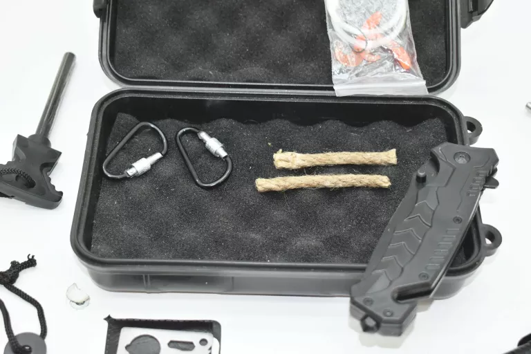 ZESTAW SURVIVALOVY W PUDEŁKU