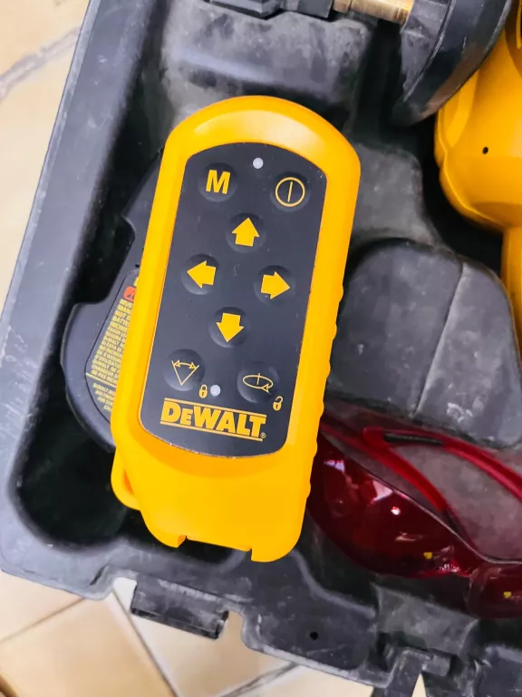 laser-krzyzowy-dewalt-30-m-dw079-zestaw-stan-11323-2