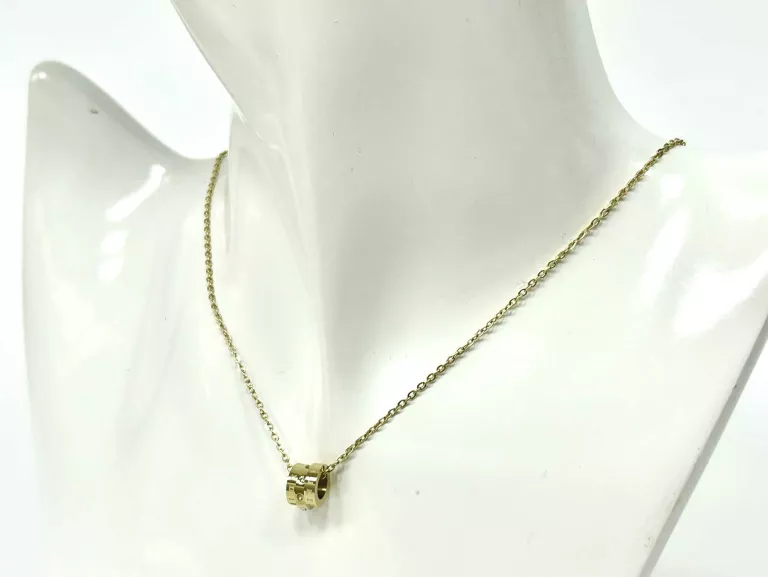 PRZEPIĘKNA CELEBRYTKA ZE STALI CHIRURGICZNEJ  |  CP4137