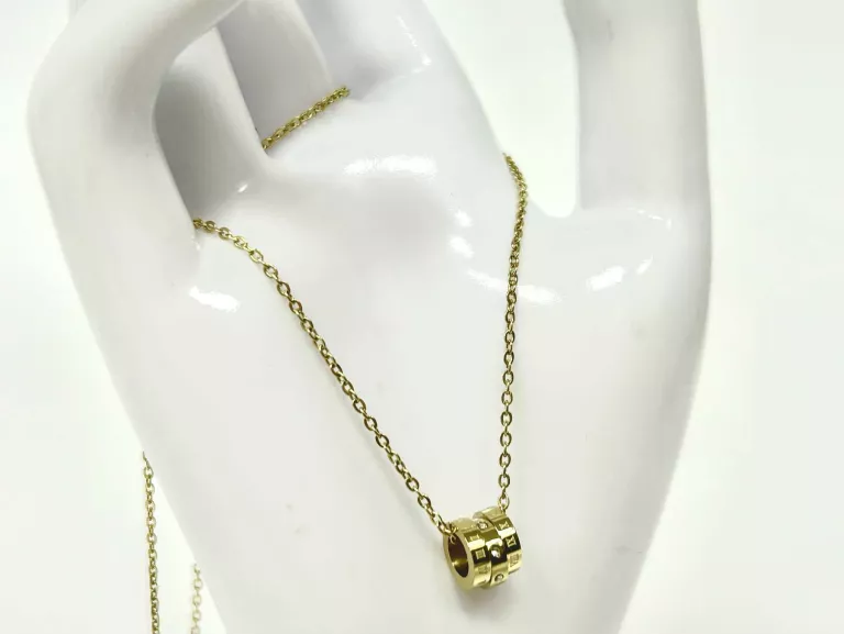 PRZEPIĘKNA CELEBRYTKA ZE STALI CHIRURGICZNEJ  |  CP4137