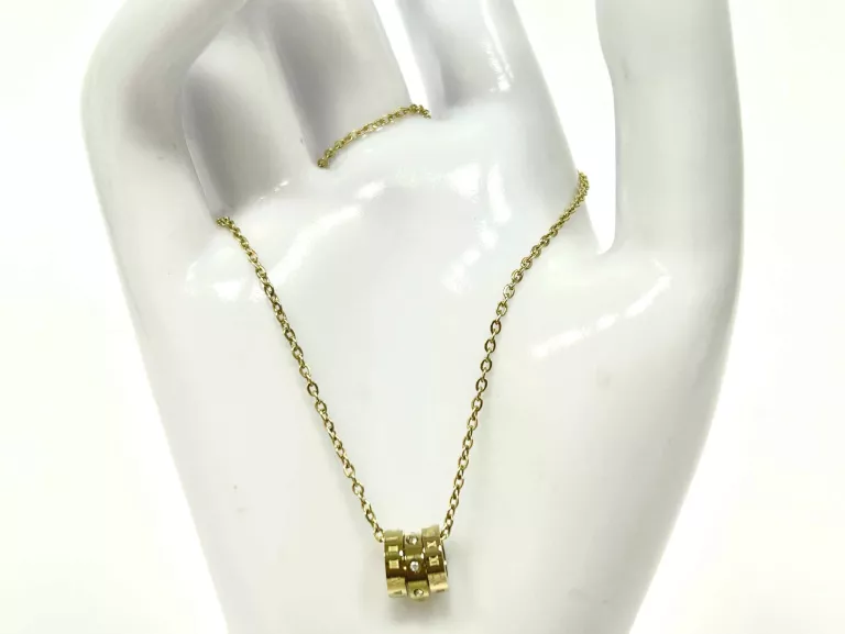 PRZEPIĘKNA CELEBRYTKA ZE STALI CHIRURGICZNEJ  |  CP4137