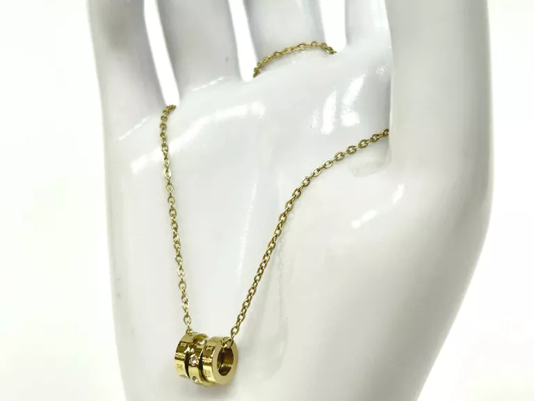 PRZEPIĘKNA CELEBRYTKA ZE STALI CHIRURGICZNEJ  |  CP4137