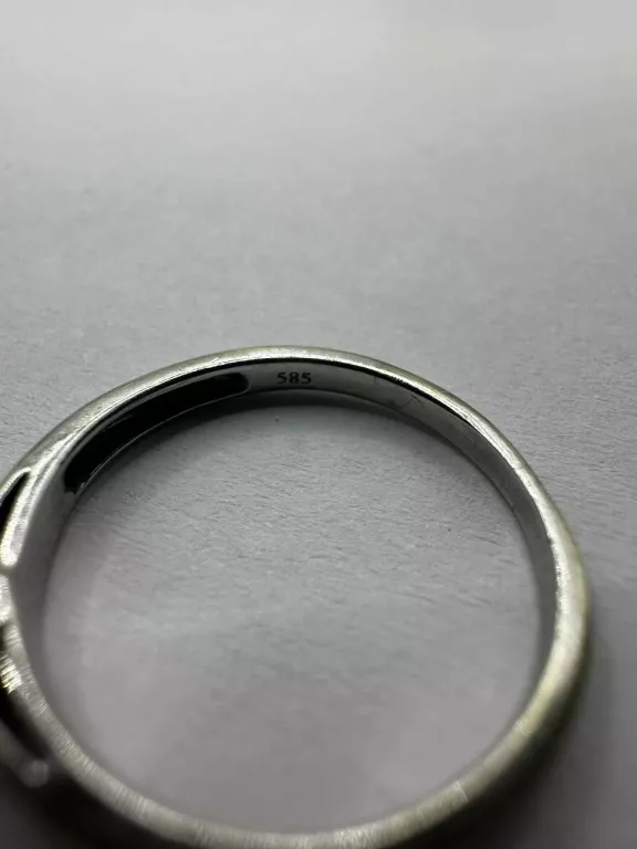 PIERŚCIONEK Z DIAMENTEM 0,02CT Z CERTYFIKATEM PR. 585 WAGA: 1,82G R: 9,5