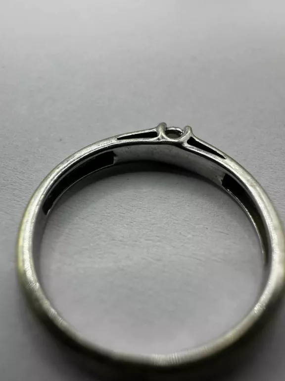PIERŚCIONEK Z DIAMENTEM 0,02CT Z CERTYFIKATEM PR. 585 WAGA: 1,82G R: 9,5