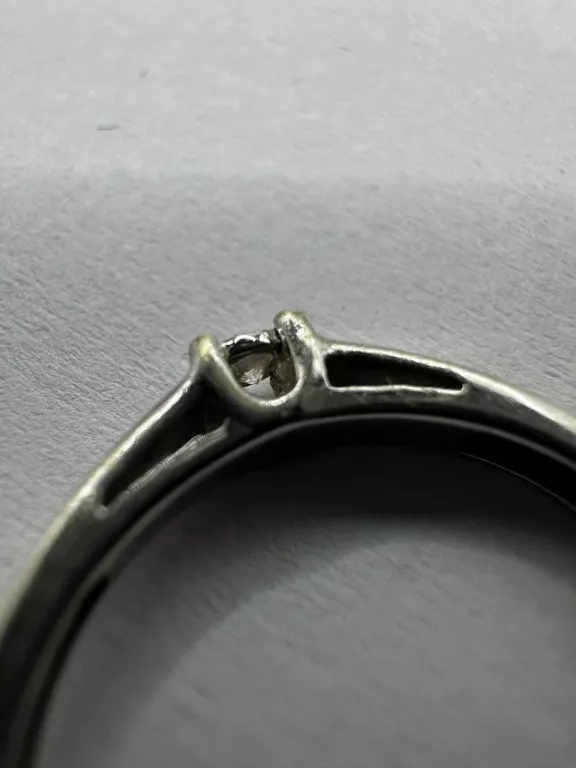 PIERŚCIONEK Z DIAMENTEM 0,02CT Z CERTYFIKATEM PR. 585 WAGA: 1,82G R: 9,5