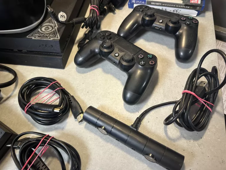 KONSOLA PS4 FAT 500GB + 2 PADY+VR+ GRY ZESTAW.