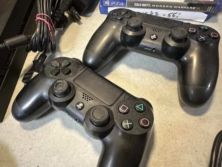 KONSOLA PS4 FAT 500GB + 2 PADY+VR+ GRY ZESTAW.