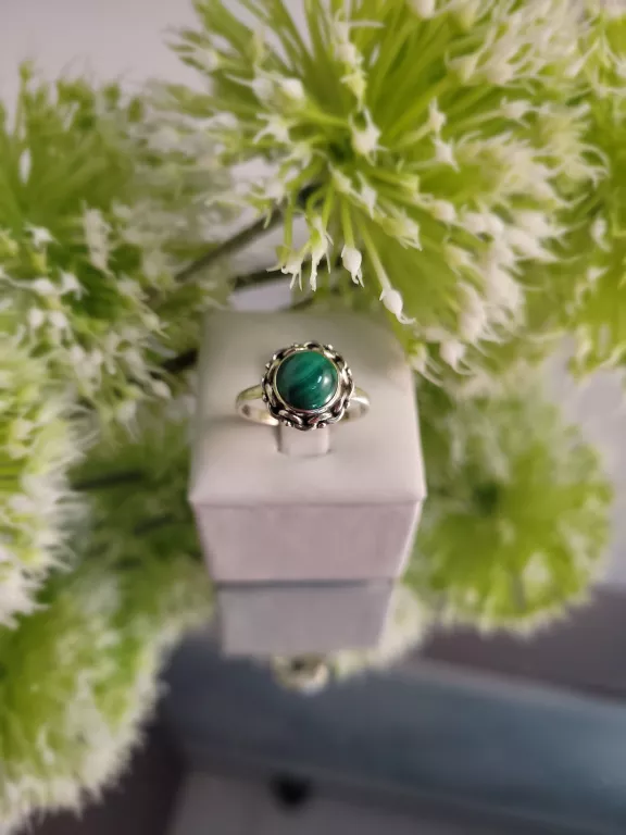 SREBRNY PIERŚCIONEK Z ZIELONYM OCZKIEM  2,86 G 925