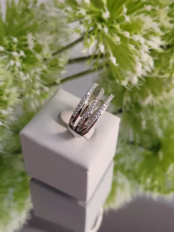 SREBRNY PIERŚCIONEK Z CYRKONIAMI 6,75 G 925