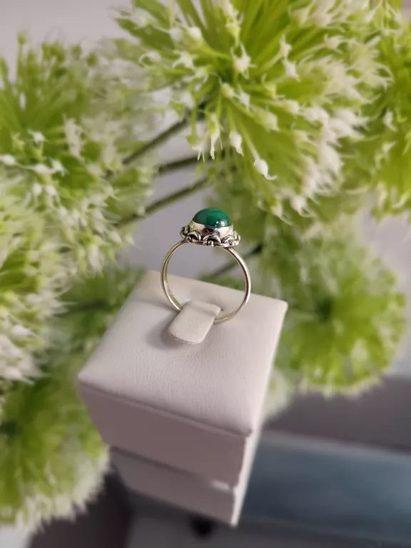 SREBRNY PIERŚCIONEK Z ZIELONYM OCZKIEM  2,86 G 925