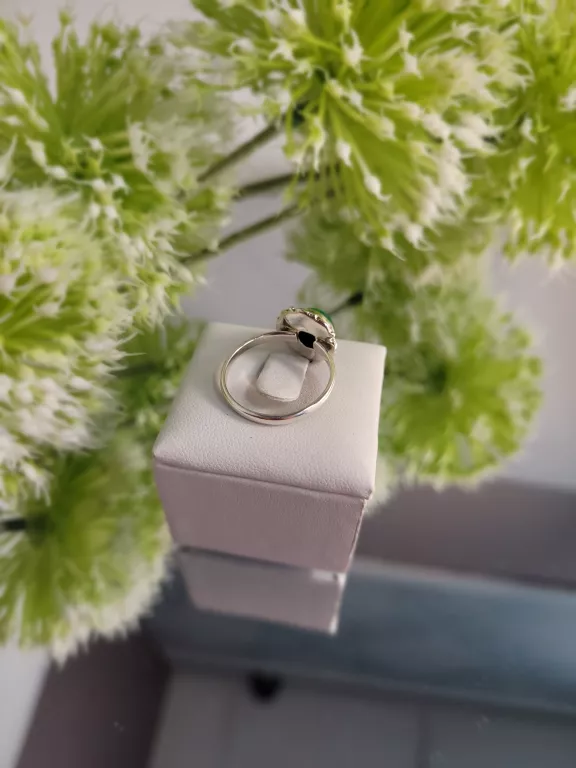 SREBRNY PIERŚCIONEK Z ZIELONYM OCZKIEM  2,86 G 925