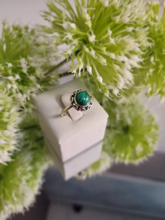 SREBRNY PIERŚCIONEK Z ZIELONYM OCZKIEM  2,86 G 925