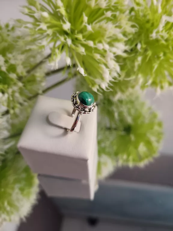 SREBRNY PIERŚCIONEK Z ZIELONYM OCZKIEM  2,86 G 925