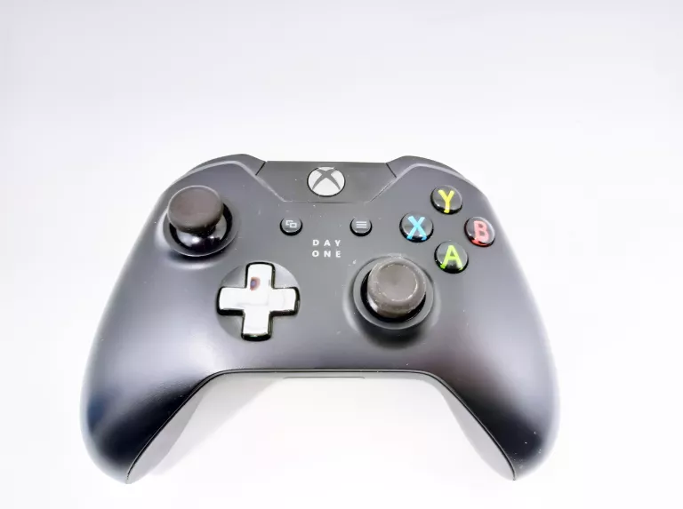 KONSOLA  XBOX ONE 1540 500GB ZASILACZ+ PAD