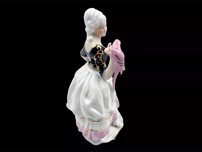 FIGURKA PORCELANOWA DAMA Z PAPUGĄ 23 CM