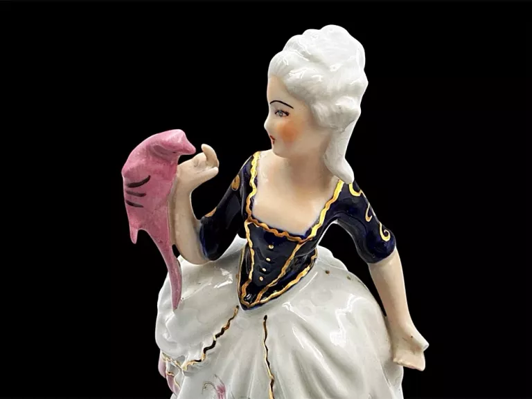 FIGURKA PORCELANOWA DAMA Z PAPUGĄ 23 CM