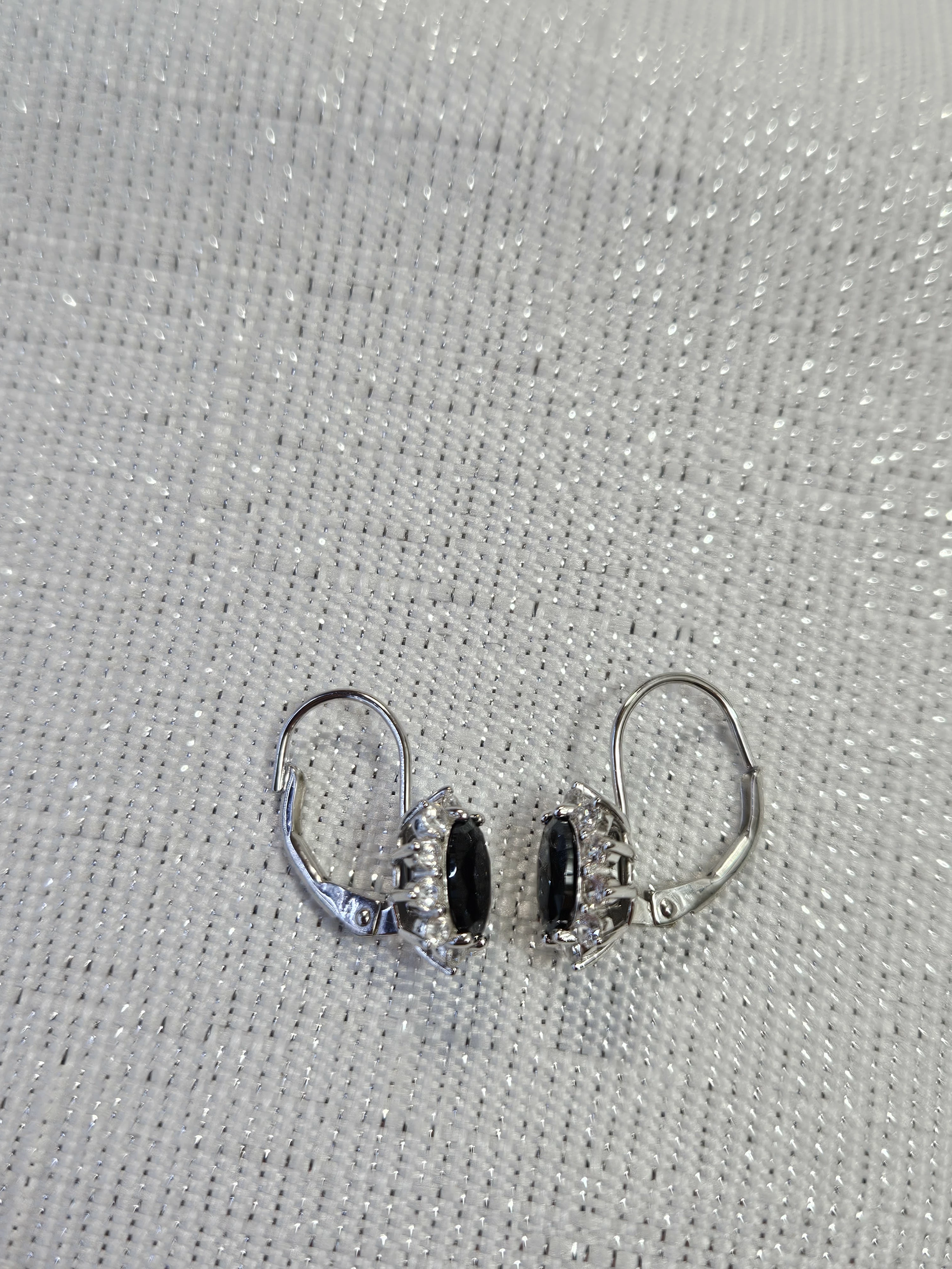 srebrne-kolczyki-z-czarnymi-oczkami-267-g-925-stan-11323-2