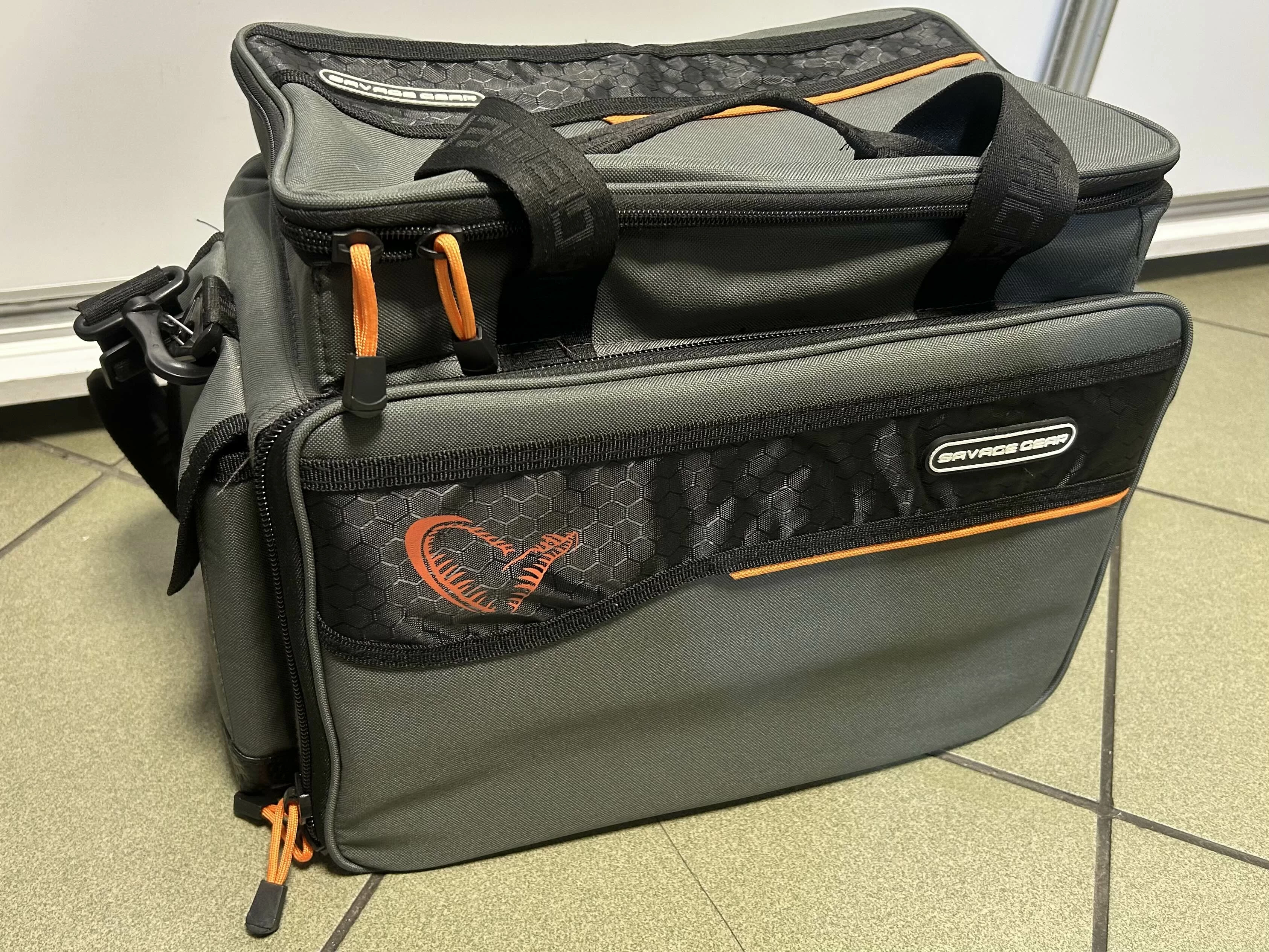 torba-na-akcesoria-wedkarskie-savage-gear-dabrowskiego-30-naklo