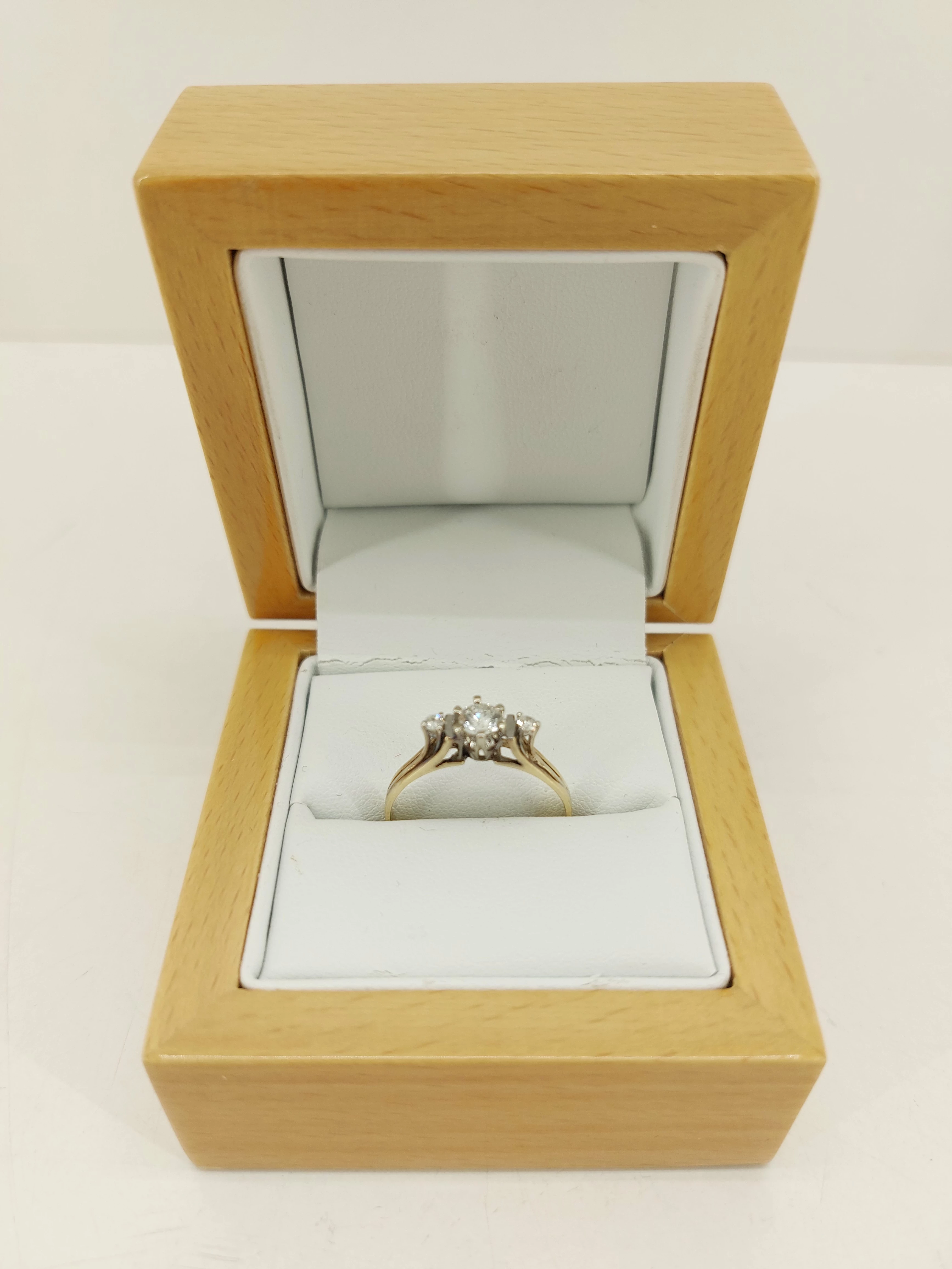 zloty-pierscionek-z-diamentami-585-043ct-228g-r18-wyprzedaz-jednosci-narodowej-1091b-sj-wroclaw